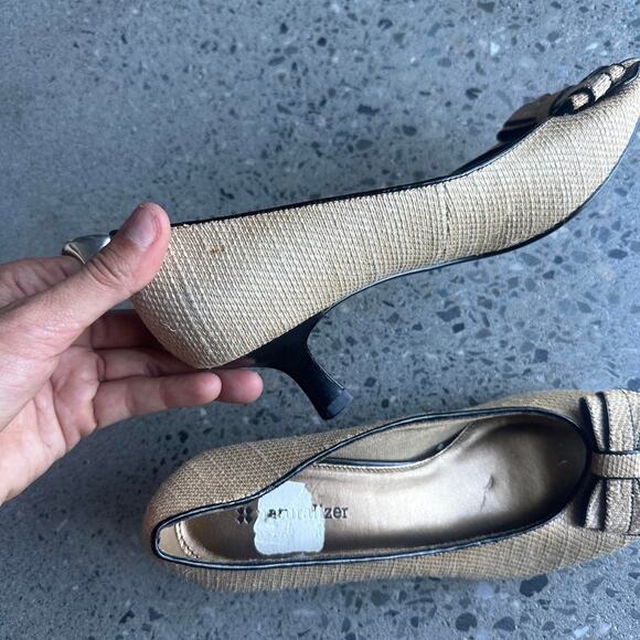 Naturalizer Women 7.5 Heels Gold Tan Peep Toe Kitten Heels Gold Woven Bow Y2K - Picture 4 of 4